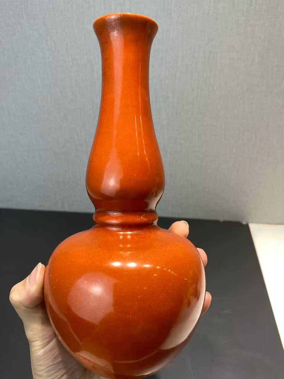 珊瑚红釉葫芦瓶