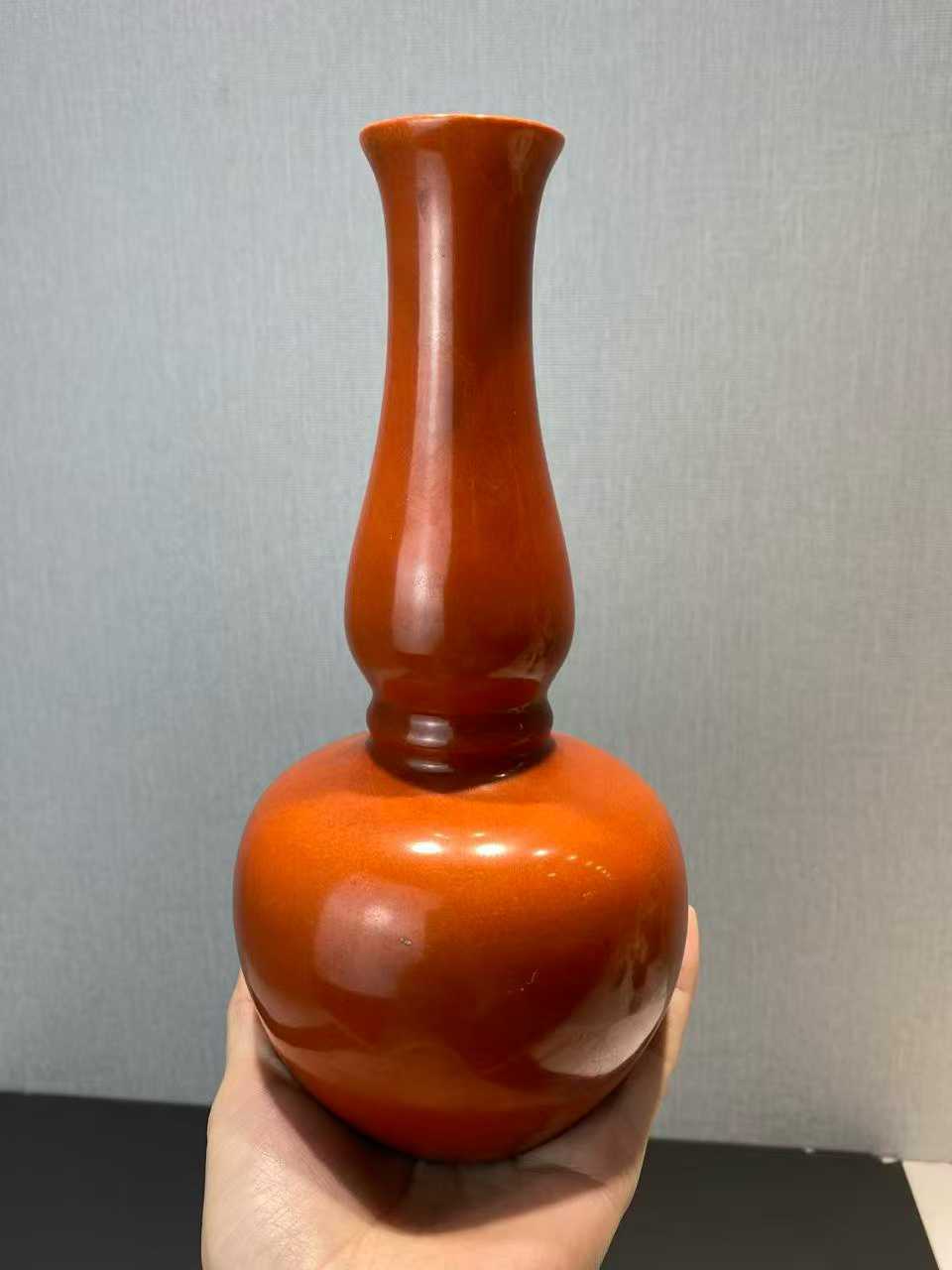 珊瑚红釉葫芦瓶