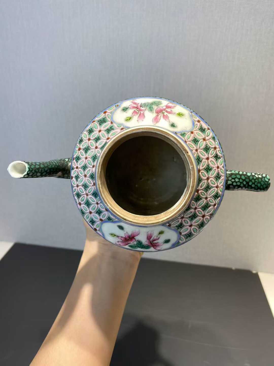 粉彩锦地开窗呱呱来财壶