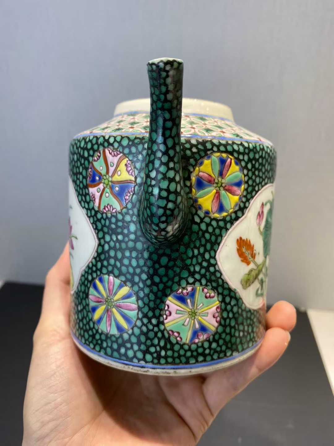 粉彩锦地开窗呱呱来财壶