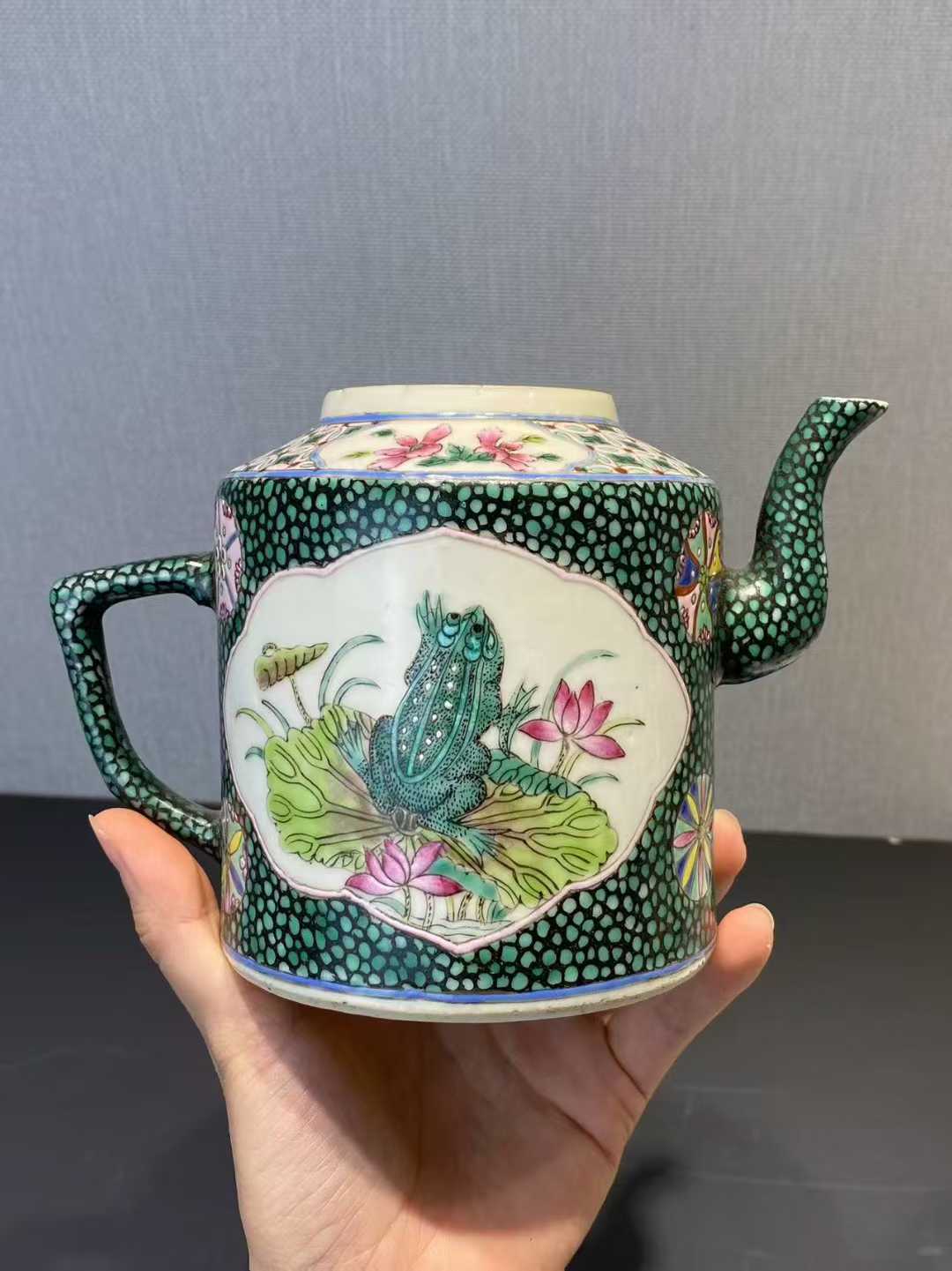 粉彩锦地开窗呱呱来财壶