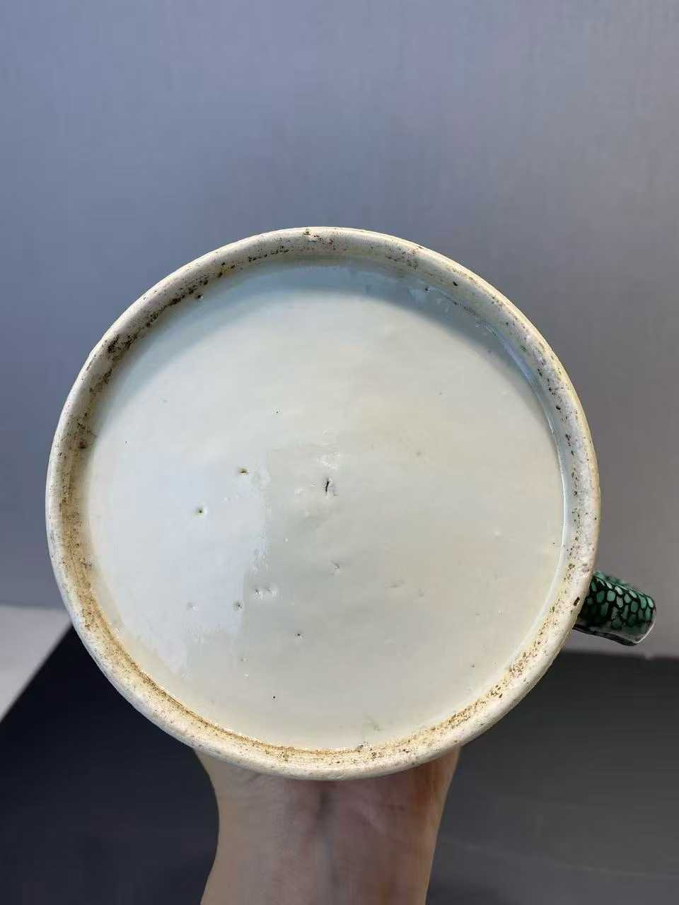 粉彩锦地开窗呱呱来财壶