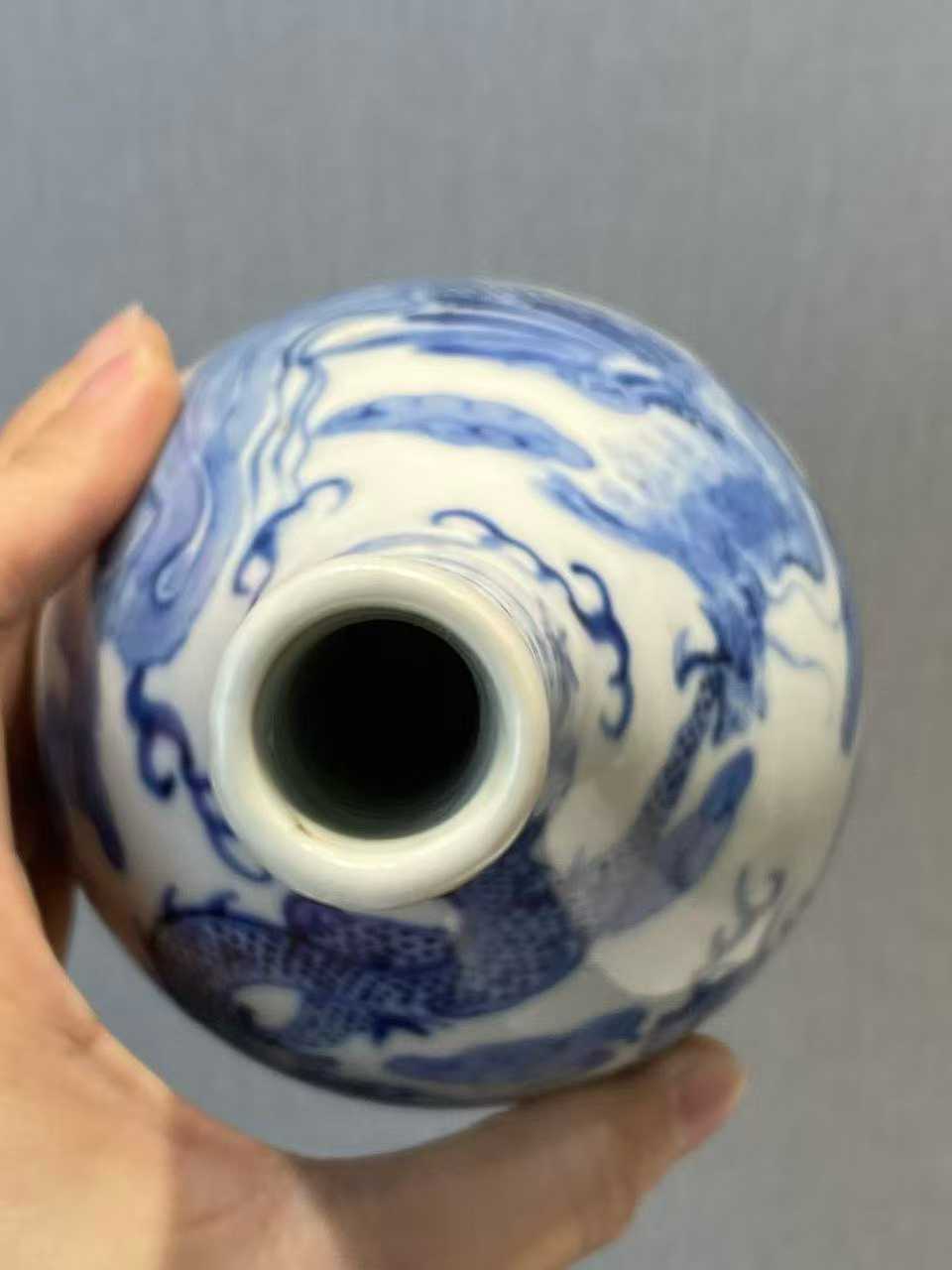 青花龙凤纹胆瓶 款：内府