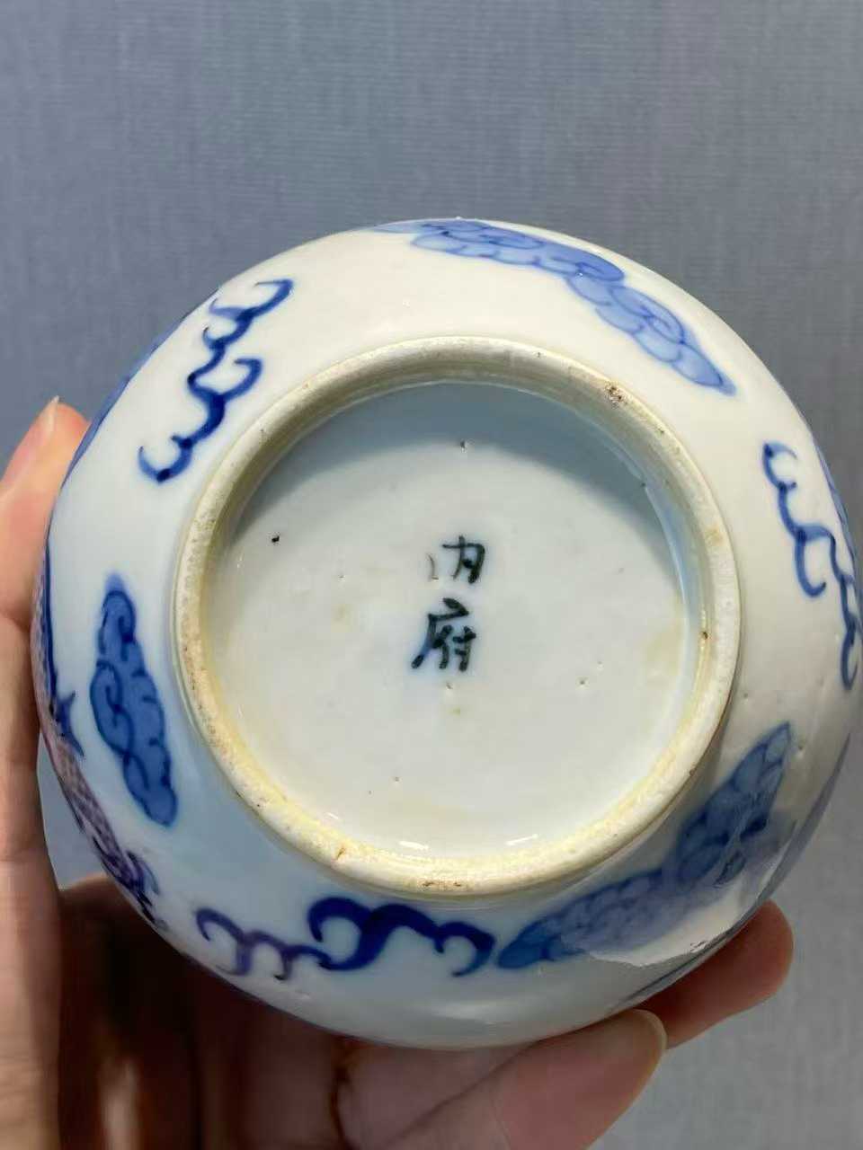 青花龙凤纹胆瓶 款：内府