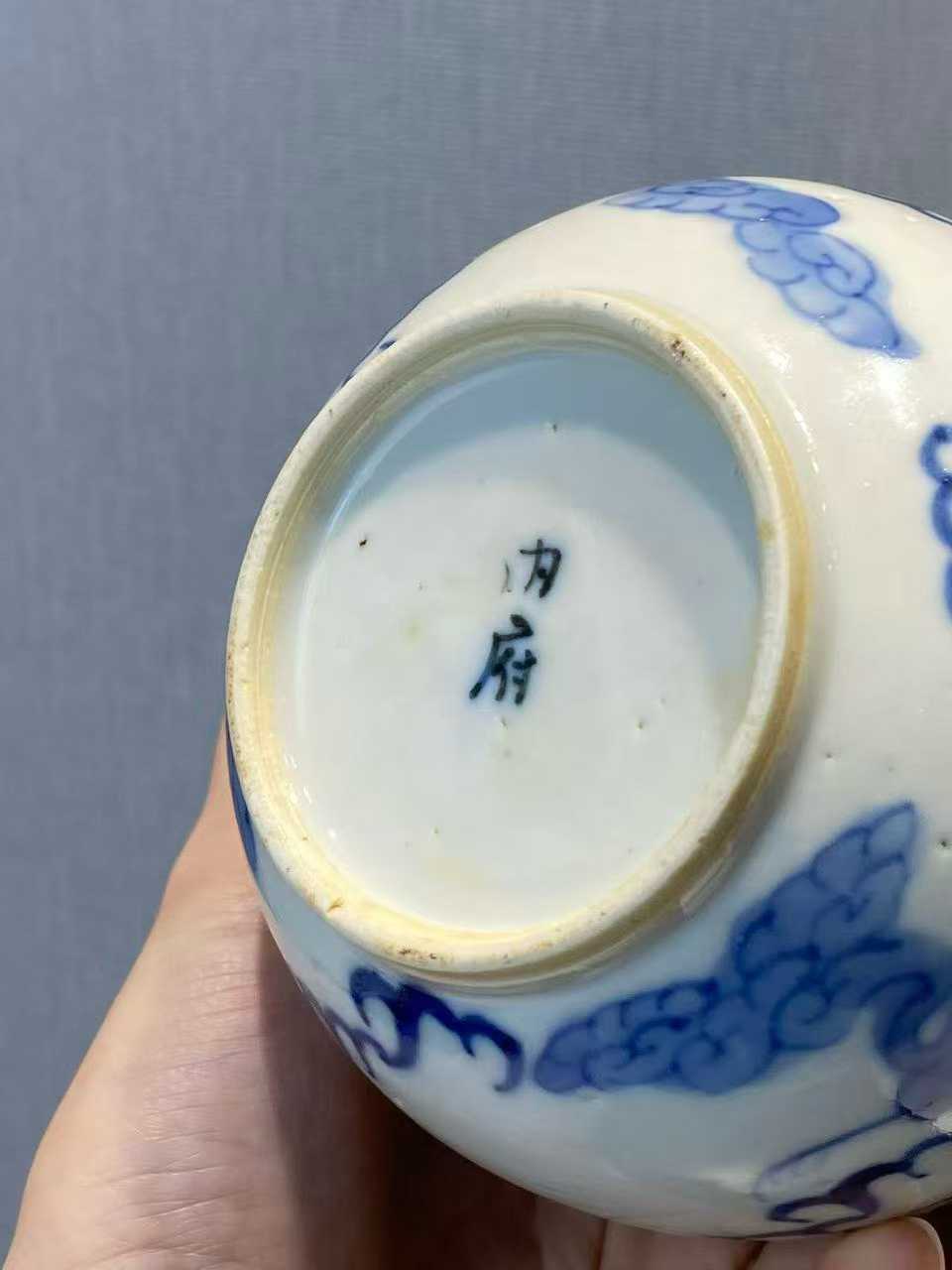 青花龙凤纹胆瓶 款：内府