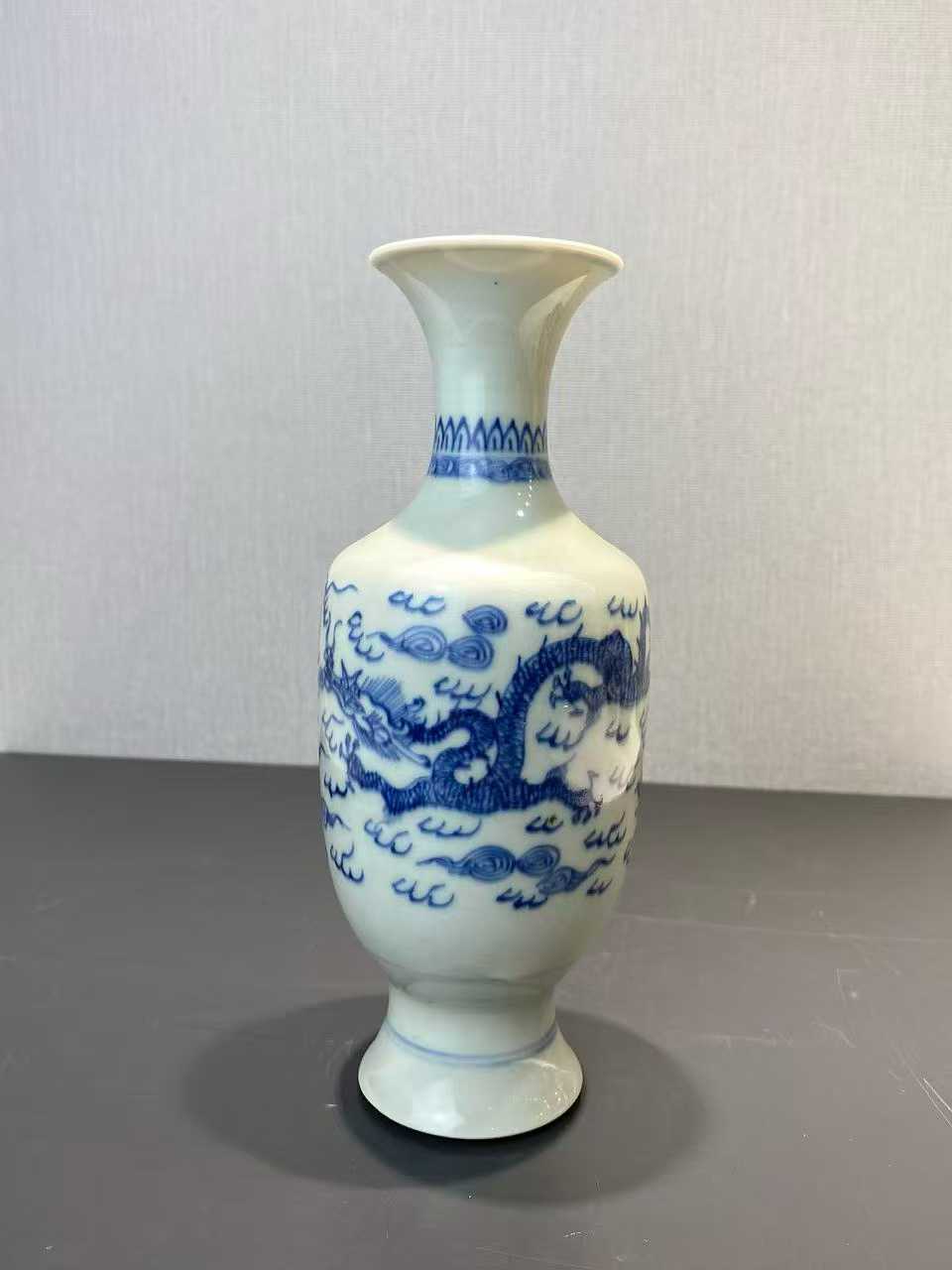 青花龙凤纹撇口瓶