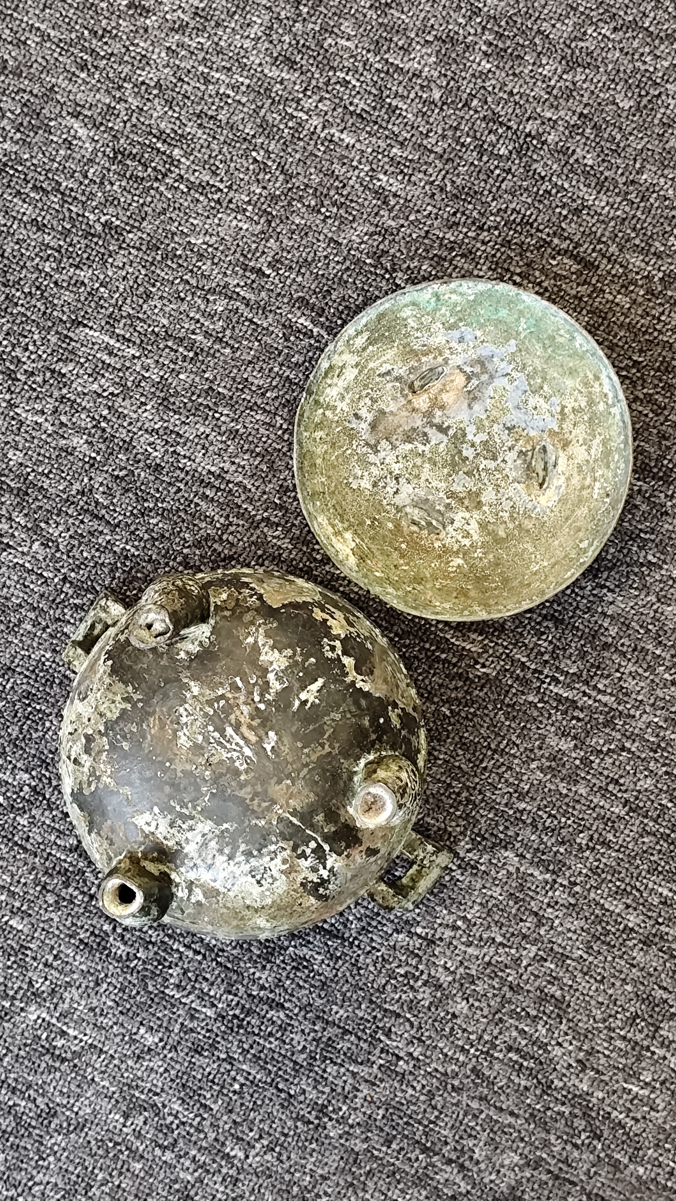 錯金双耳带盖三足青铜鼎