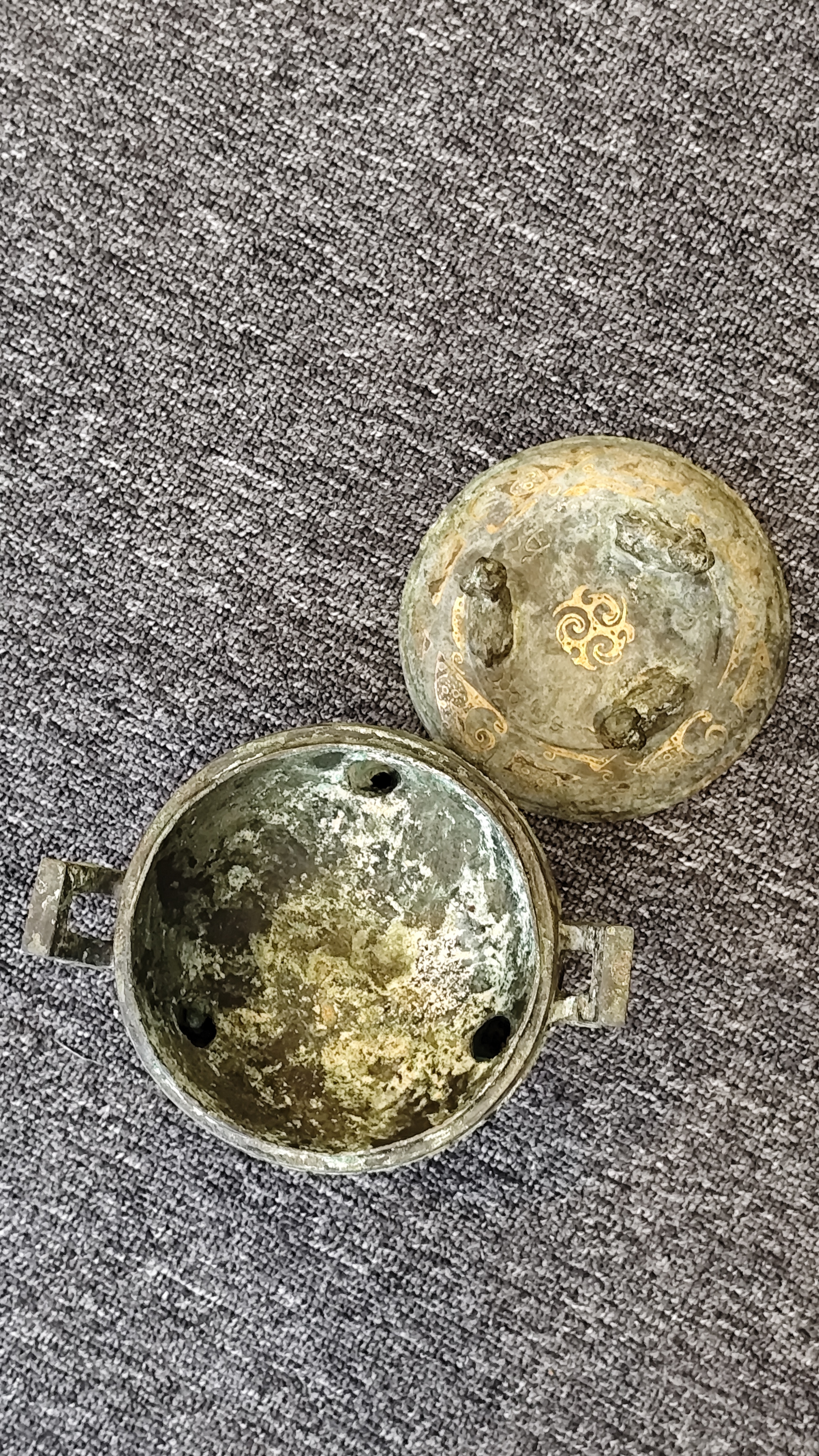 錯金双耳带盖三足青铜鼎