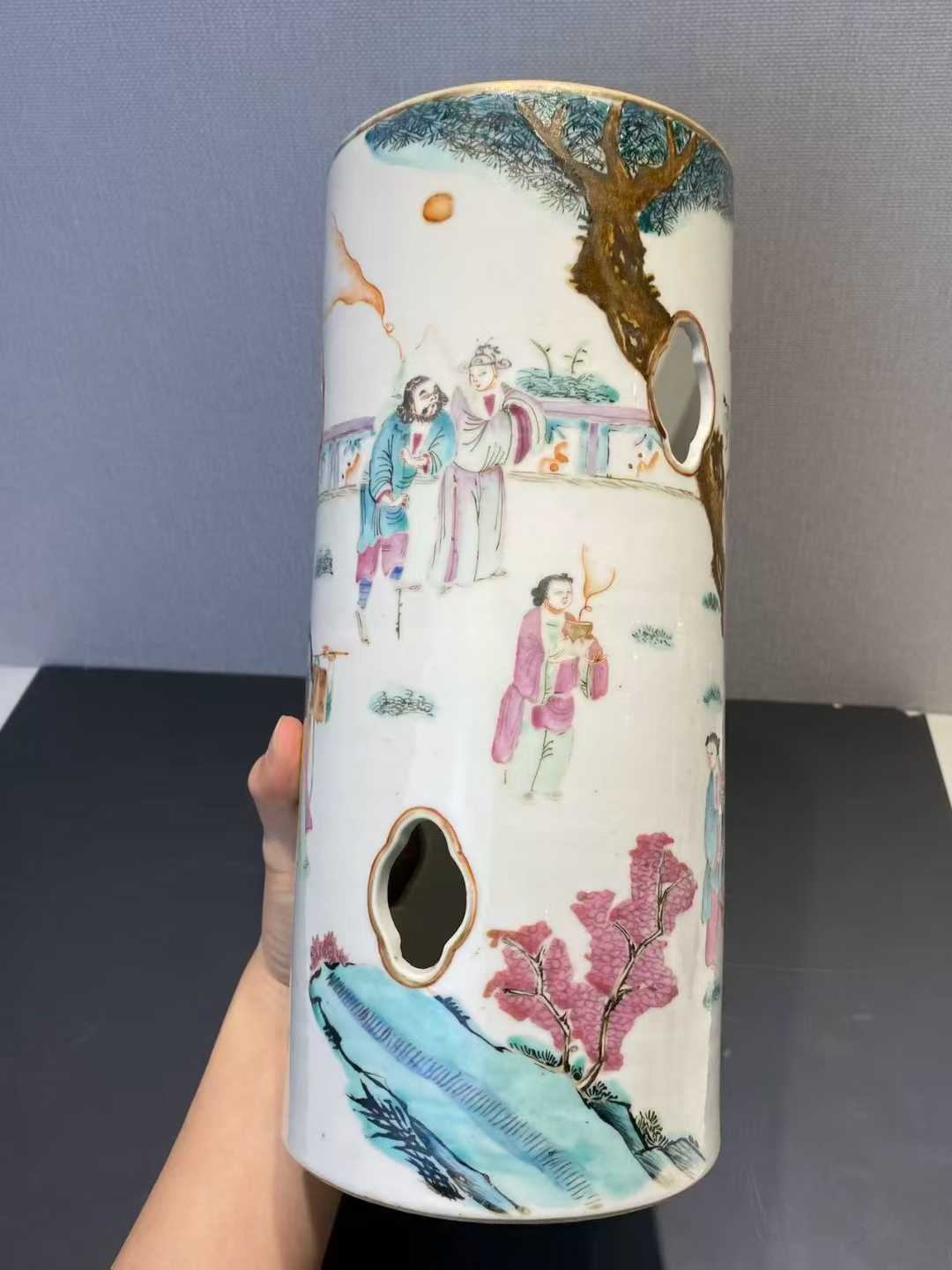粉彩群仙祝寿帽筒 款：同治年制