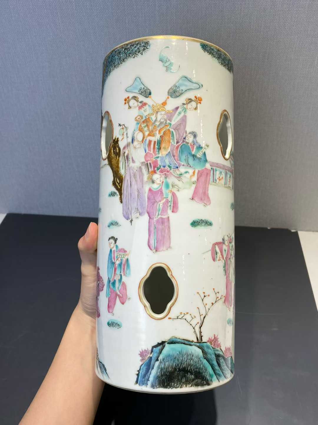 粉彩群仙祝寿帽筒 款：同治年制