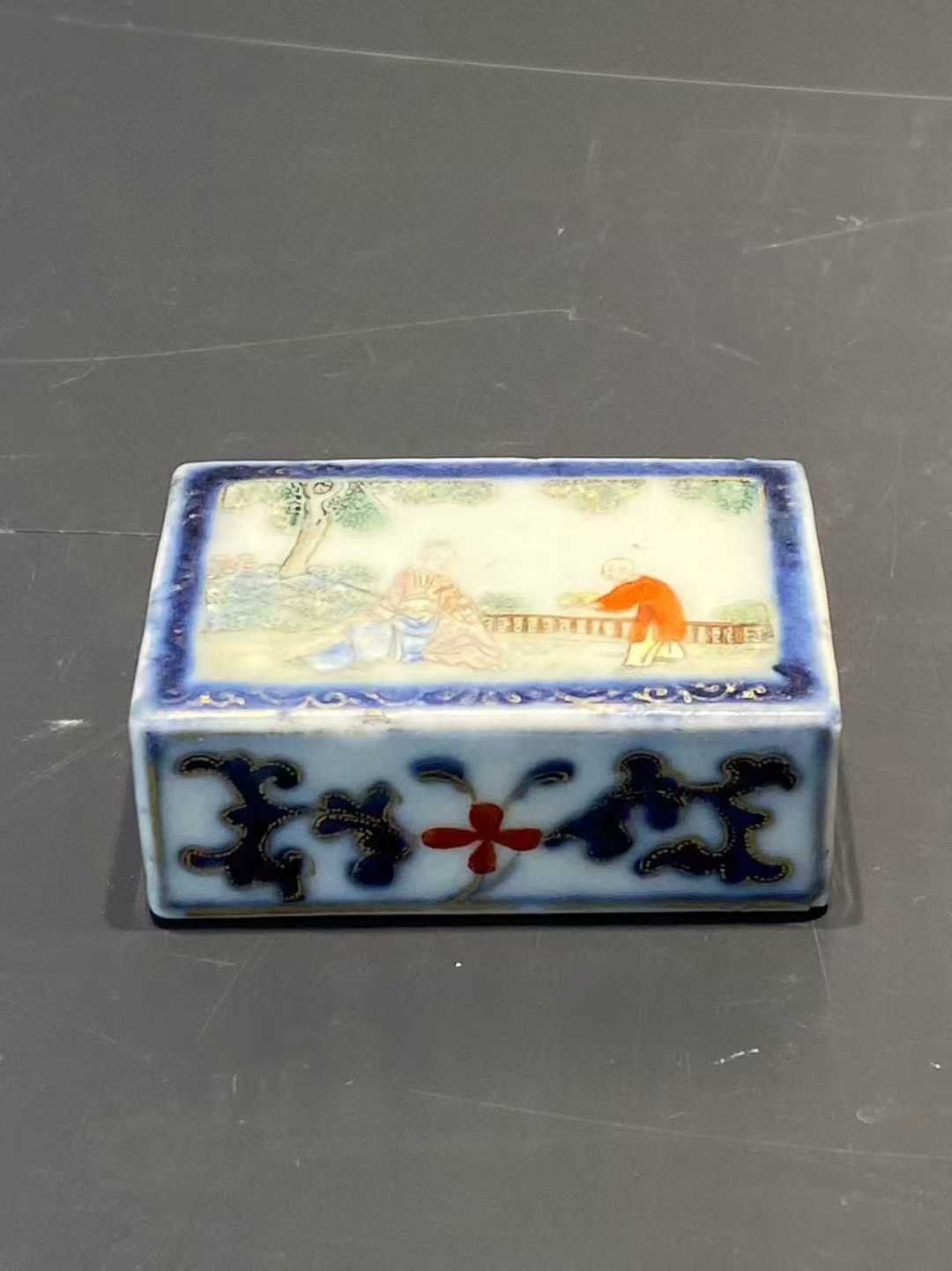 青花加粉彩高士图书形镇纸