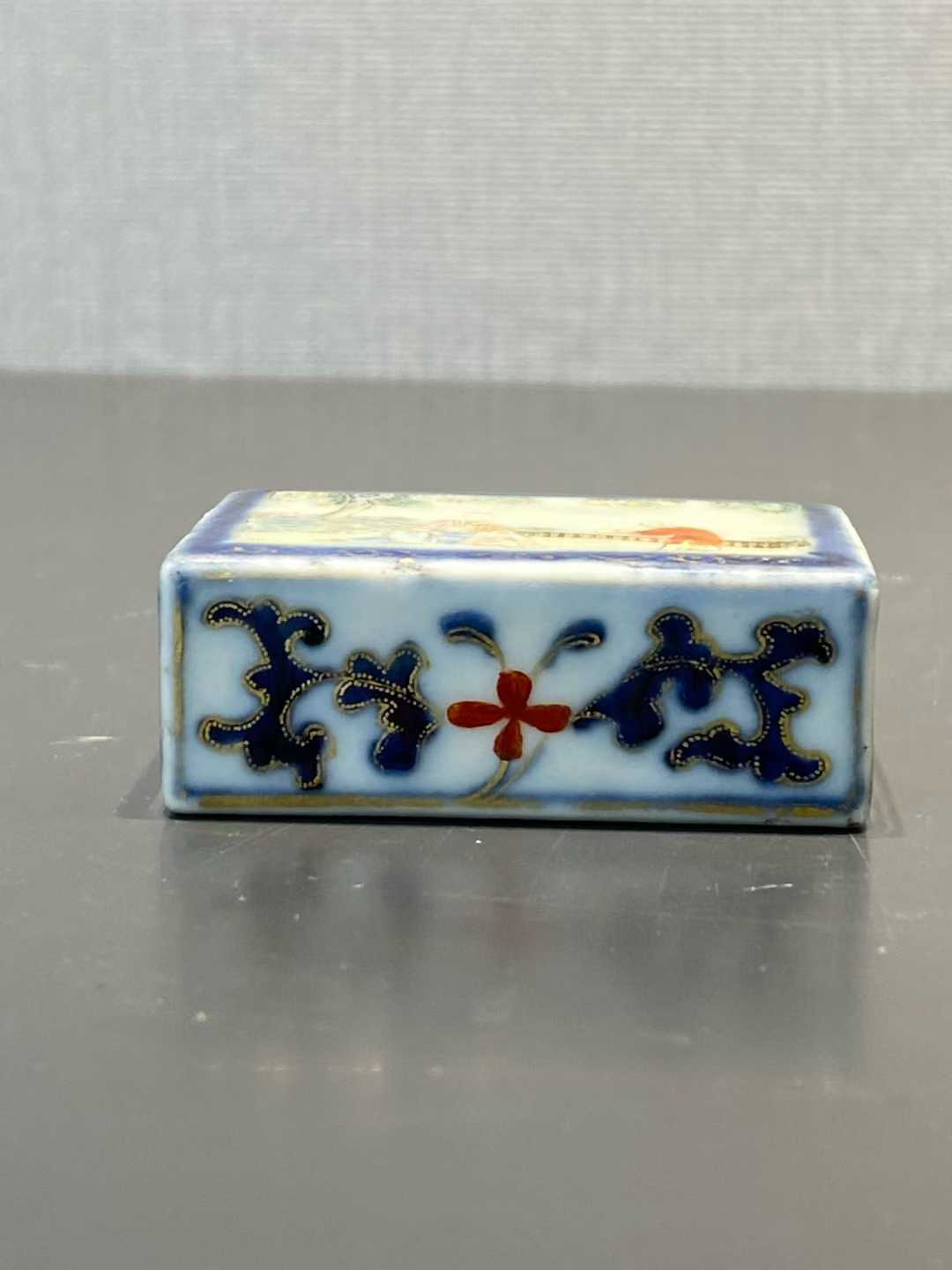 青花加粉彩高士图书形镇纸