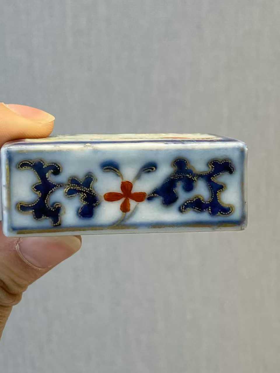 青花加粉彩高士图书形镇纸
