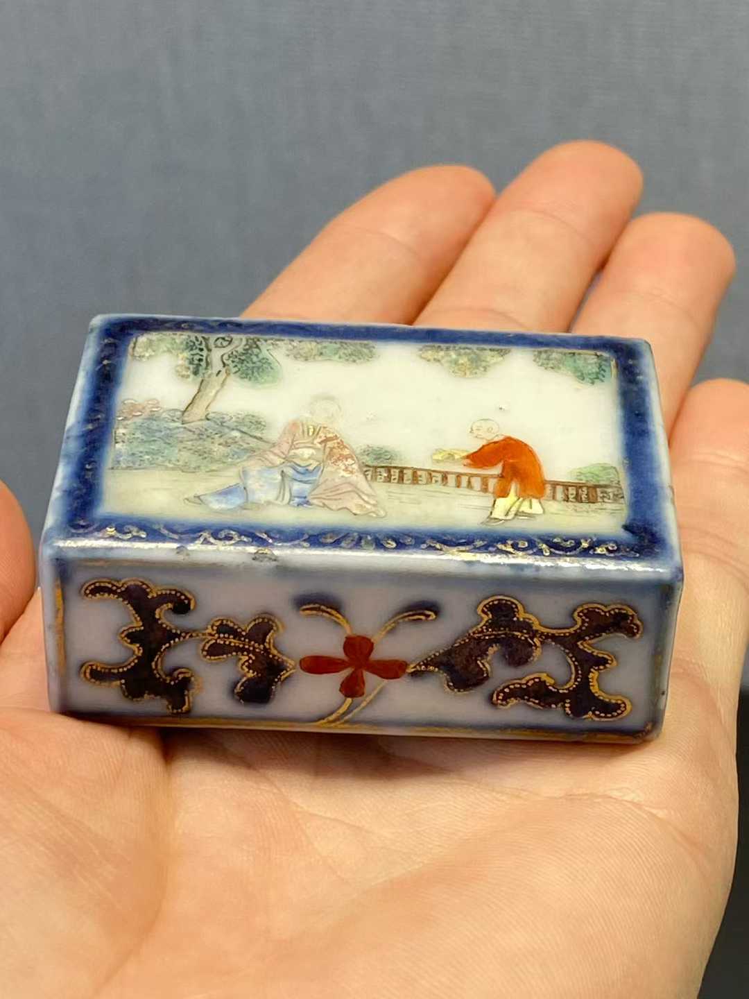 青花加粉彩高士图书形镇纸