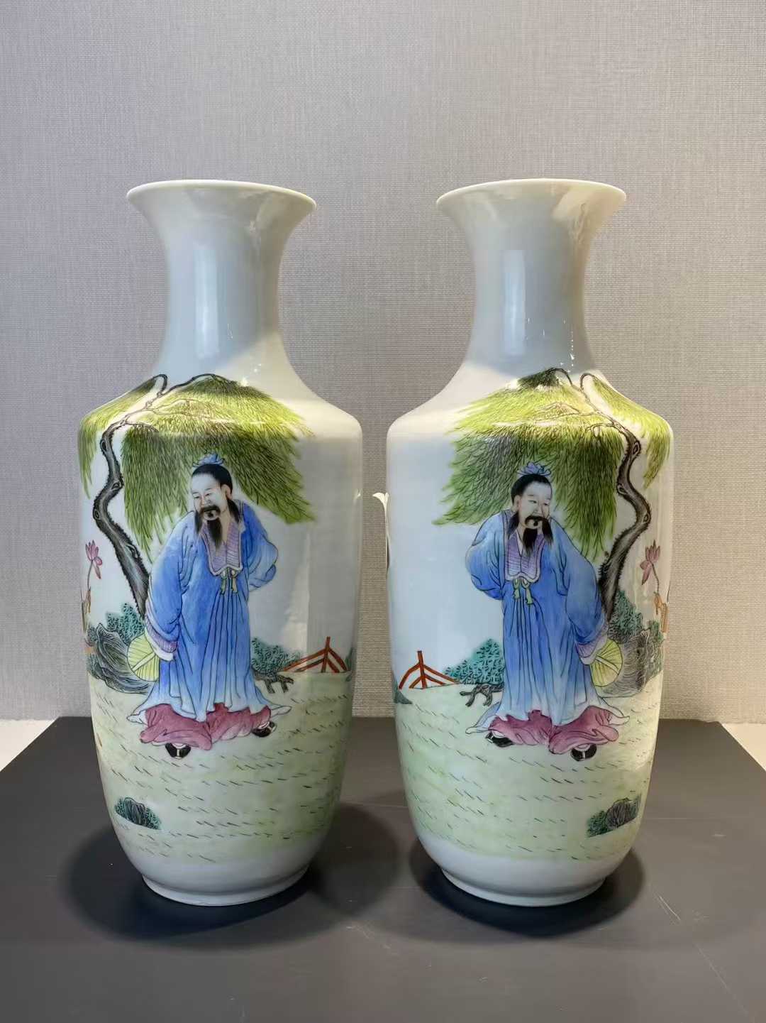 粉彩周敦颐爱莲撇口瓶 一对款：乾隆年制
