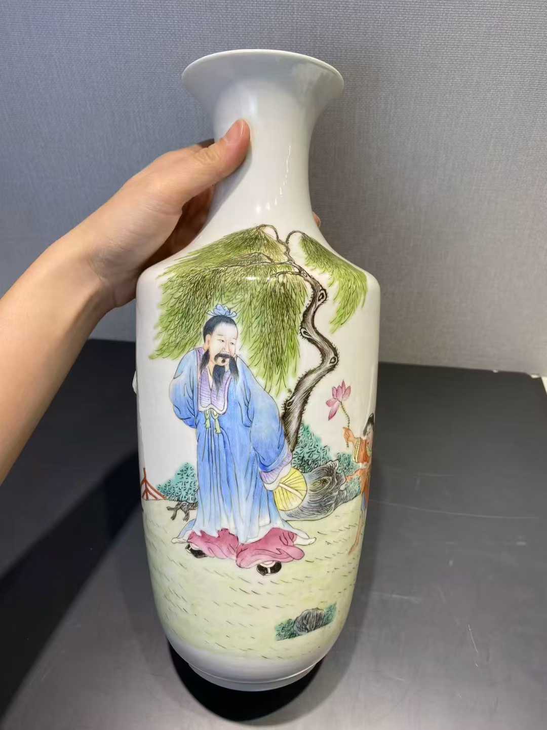 粉彩周敦颐爱莲撇口瓶 一对款：乾隆年制