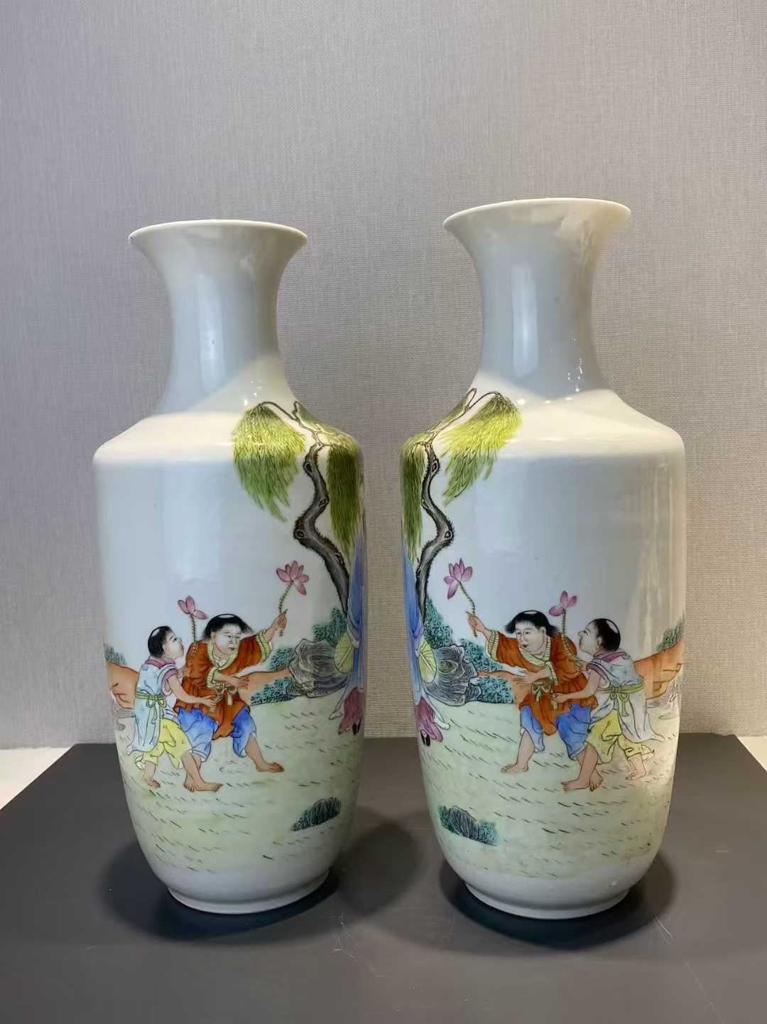 粉彩周敦颐爱莲撇口瓶 一对款：乾隆年制