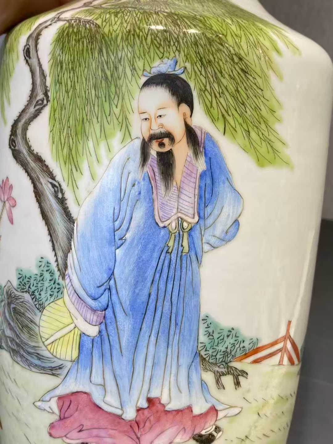 粉彩周敦颐爱莲撇口瓶 一对款：乾隆年制