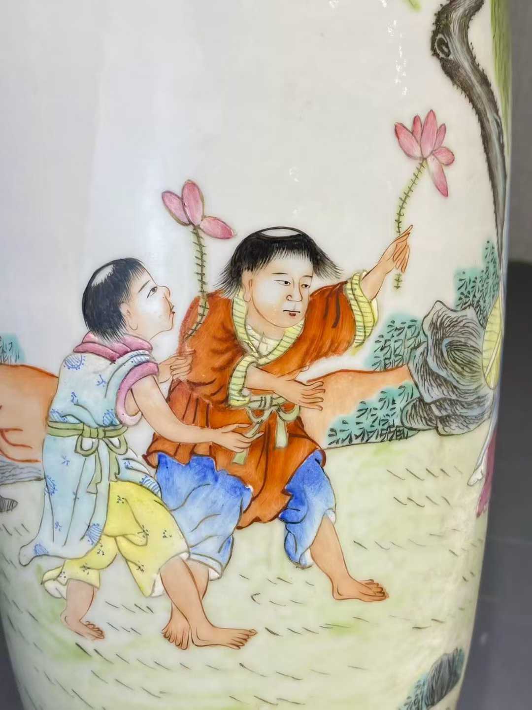 粉彩周敦颐爱莲撇口瓶 一对款：乾隆年制