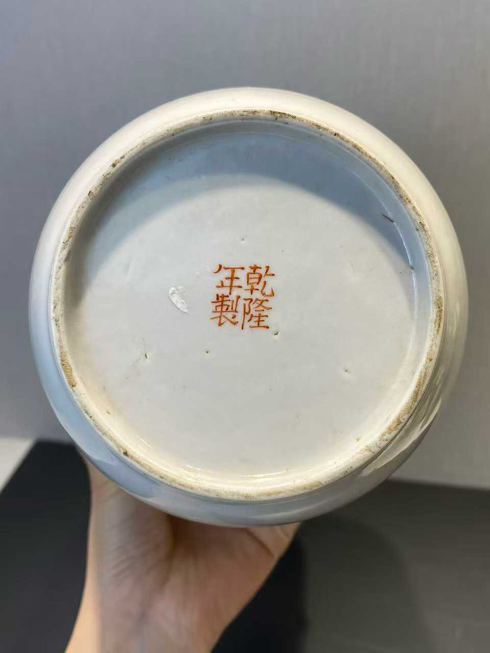 粉彩周敦颐爱莲撇口瓶 一对款：乾隆年制