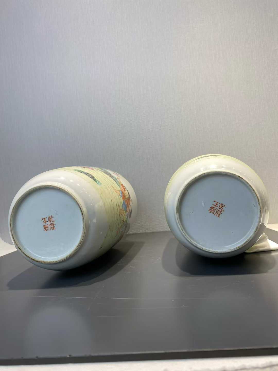 粉彩周敦颐爱莲撇口瓶 一对款：乾隆年制