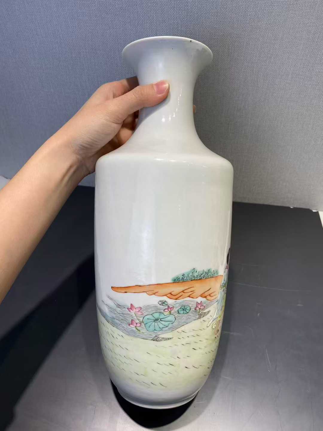 粉彩周敦颐爱莲撇口瓶 一对款：乾隆年制