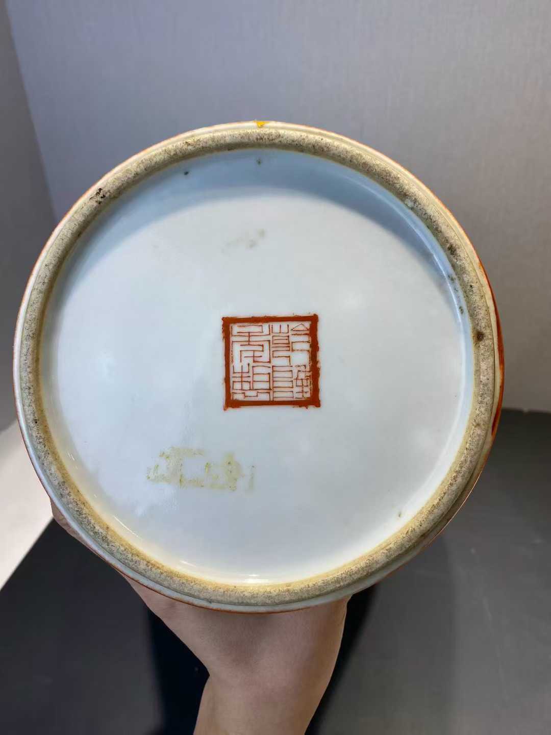 珊瑚地描金皮球花四爱图观音瓶 一对款：乾隆年制