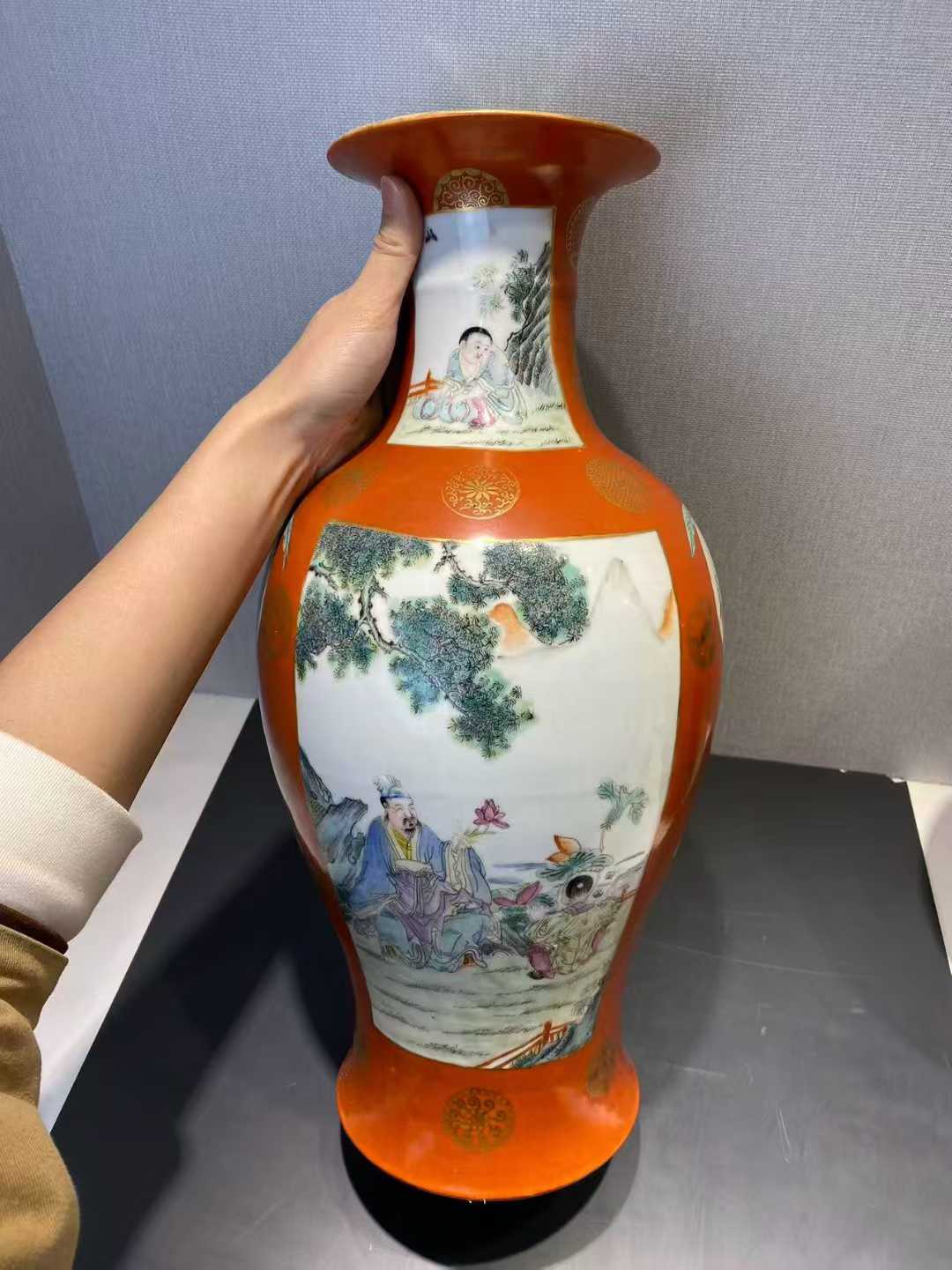 珊瑚地描金皮球花四爱图观音瓶 一对款：乾隆年制