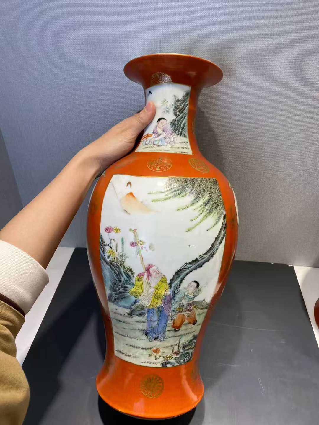 珊瑚地描金皮球花四爱图观音瓶 一对款：乾隆年制