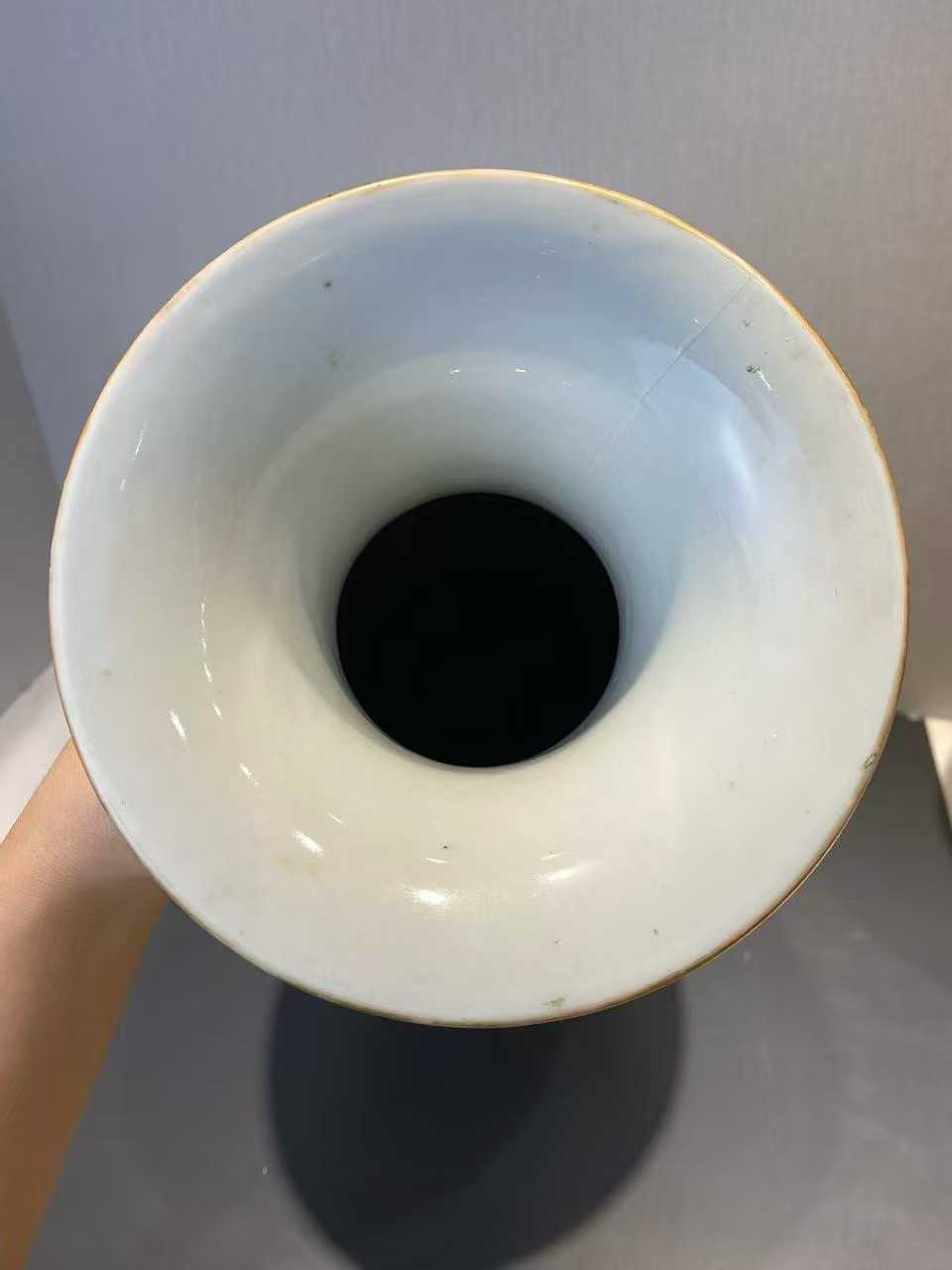 珊瑚地描金皮球花四爱图观音瓶 一对款：乾隆年制