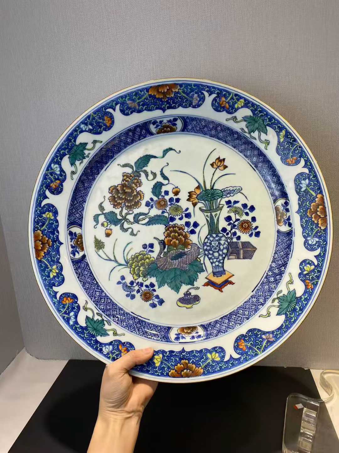 斗彩博古纹大盘