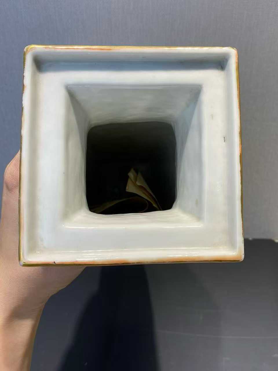 粉彩无双谱四方瓶一对 款：大清乾隆年制