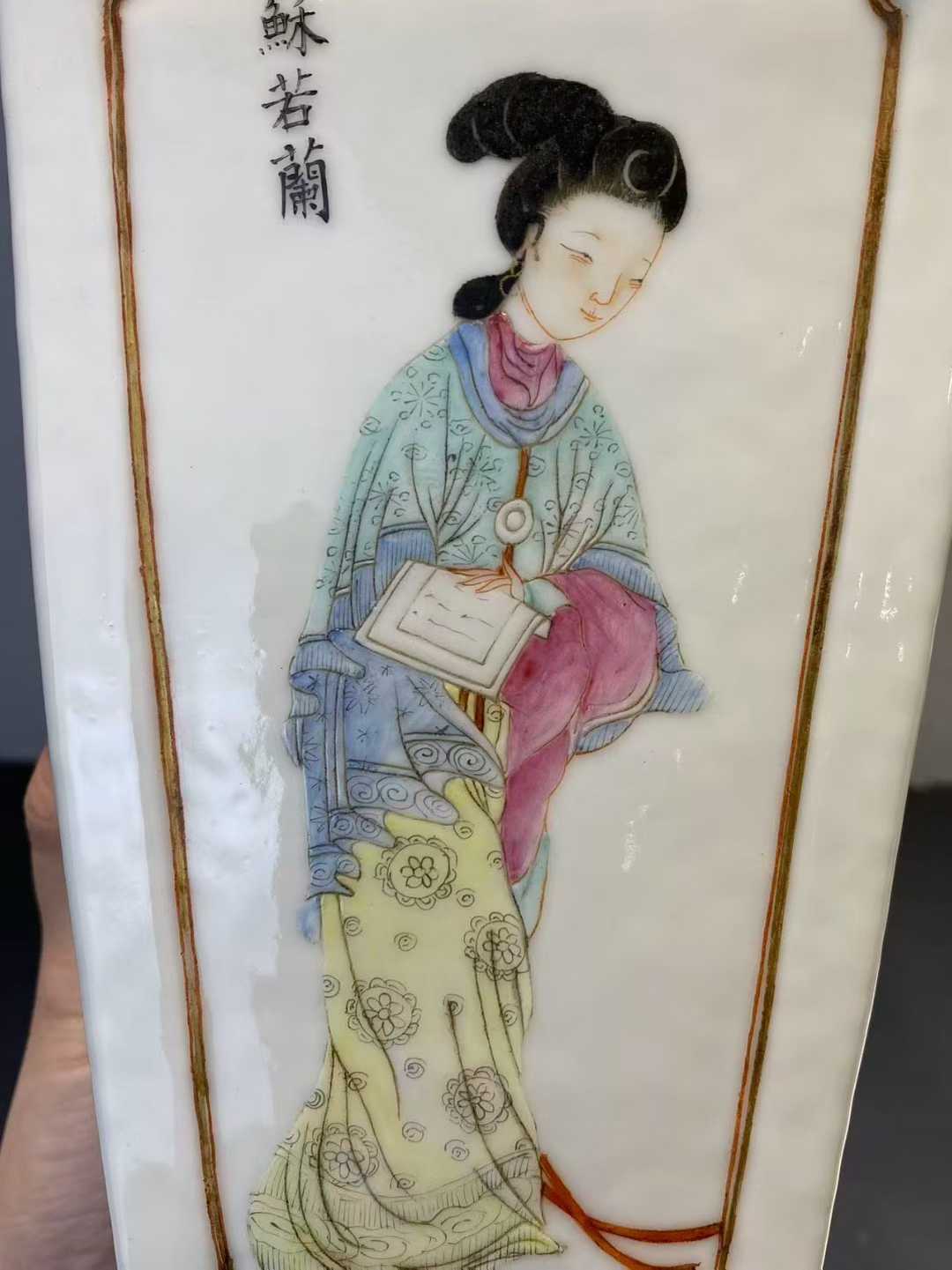 粉彩无双谱四方瓶一对 款：大清乾隆年制