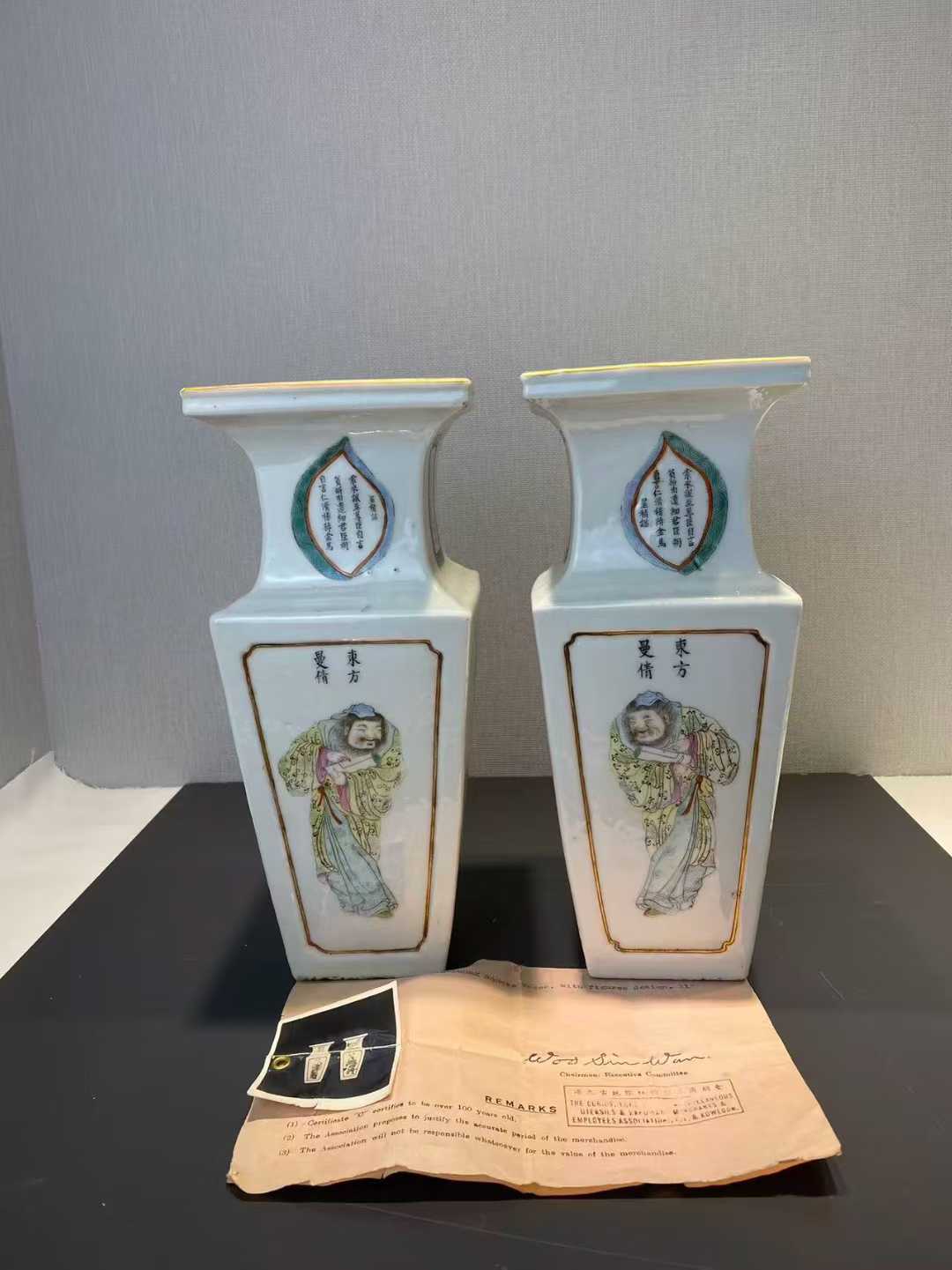 粉彩无双谱四方瓶一对 款：大清乾隆年制