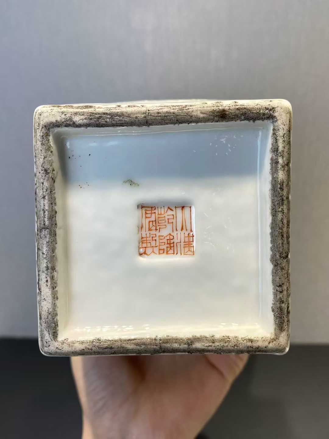 粉彩无双谱四方瓶一对 款：大清乾隆年制