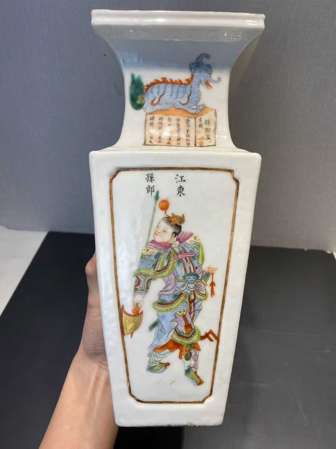 粉彩无双谱四方瓶一对 款：大清乾隆年制