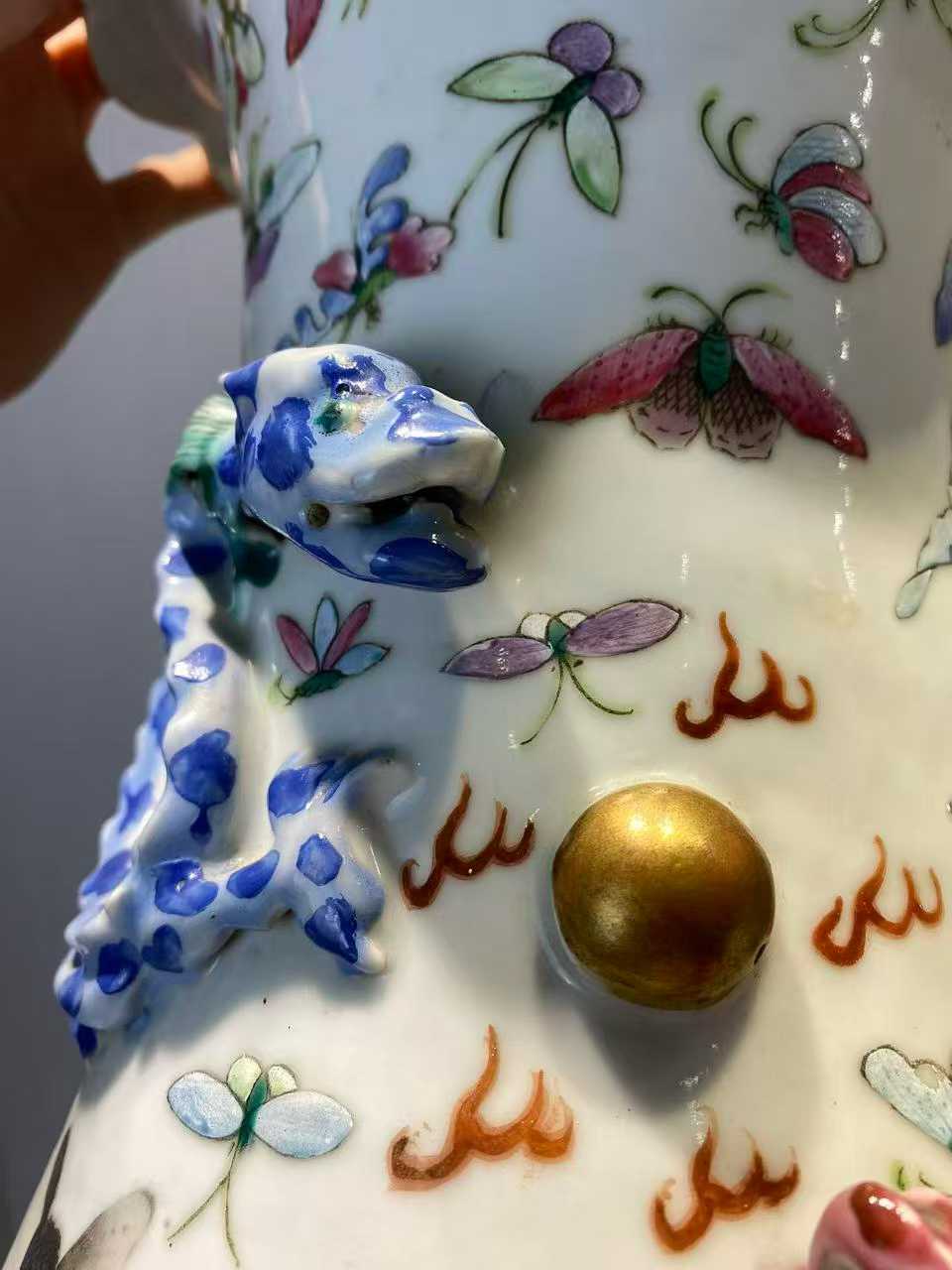 粉彩百蝶纹蟠龙花口瓶