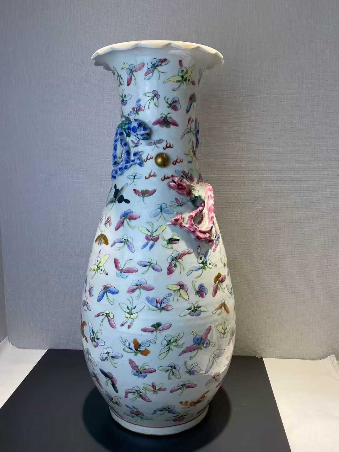 粉彩百蝶纹蟠龙花口瓶