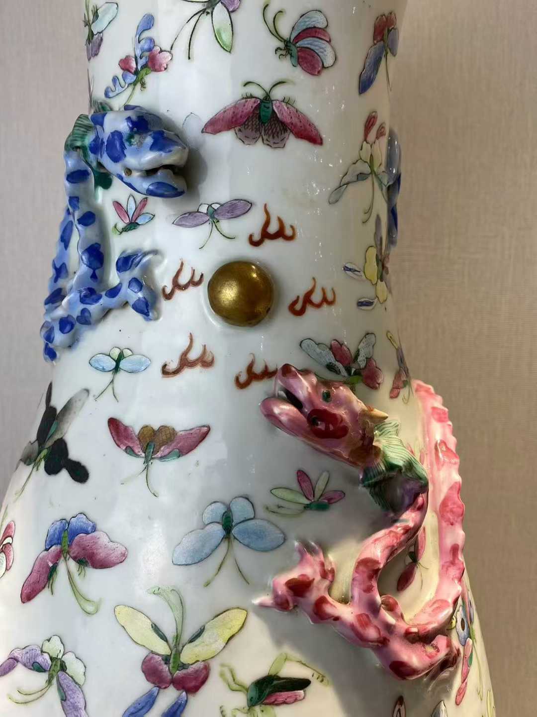 粉彩百蝶纹蟠龙花口瓶