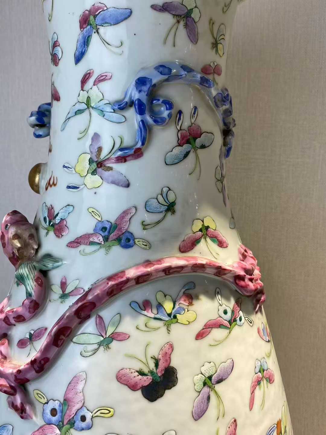 粉彩百蝶纹蟠龙花口瓶