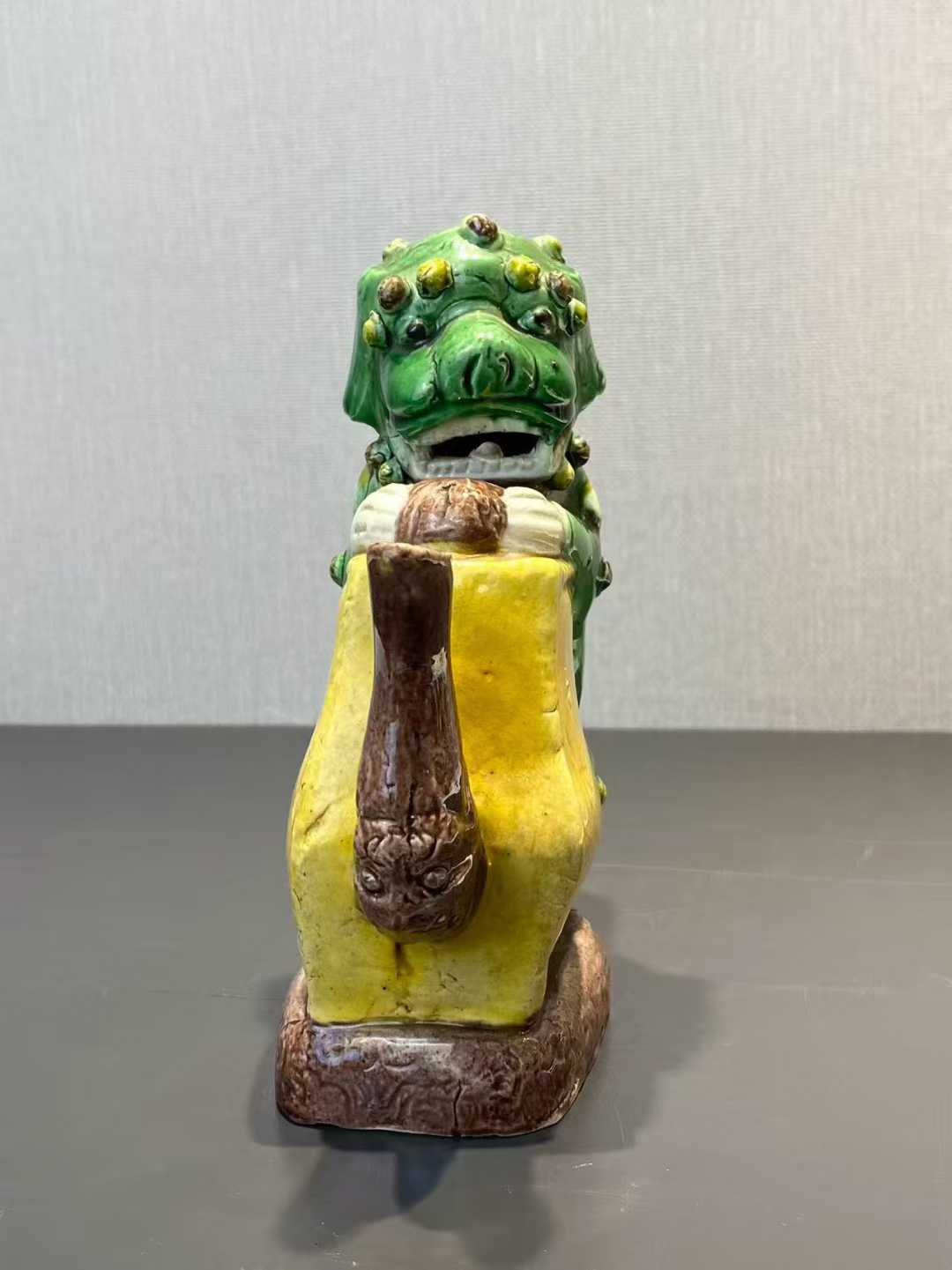素三彩狮子倒流壶