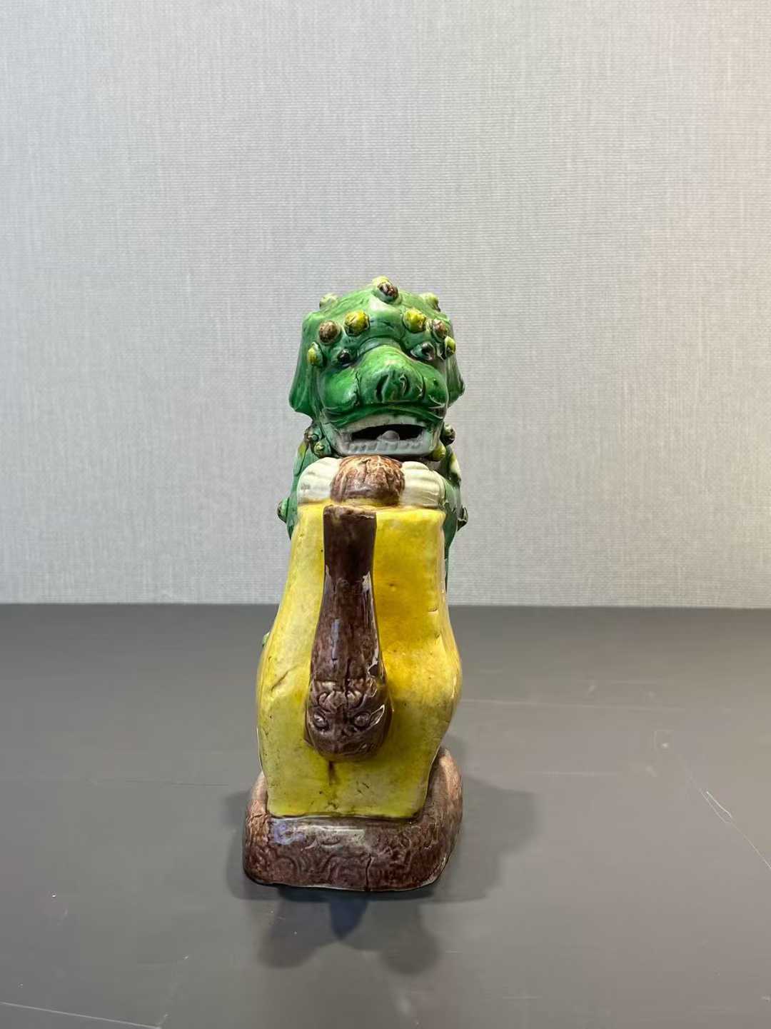素三彩狮子倒流壶