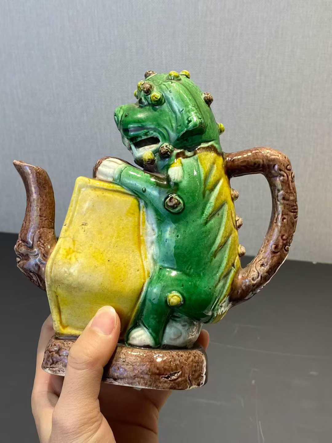 素三彩狮子倒流壶
