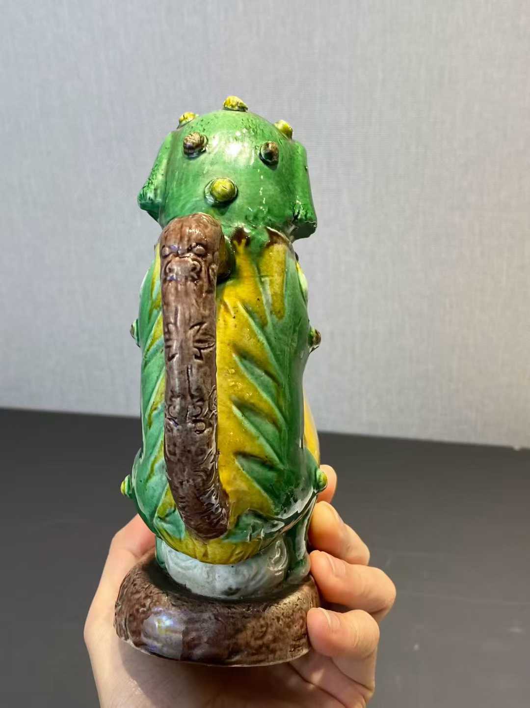 素三彩狮子倒流壶