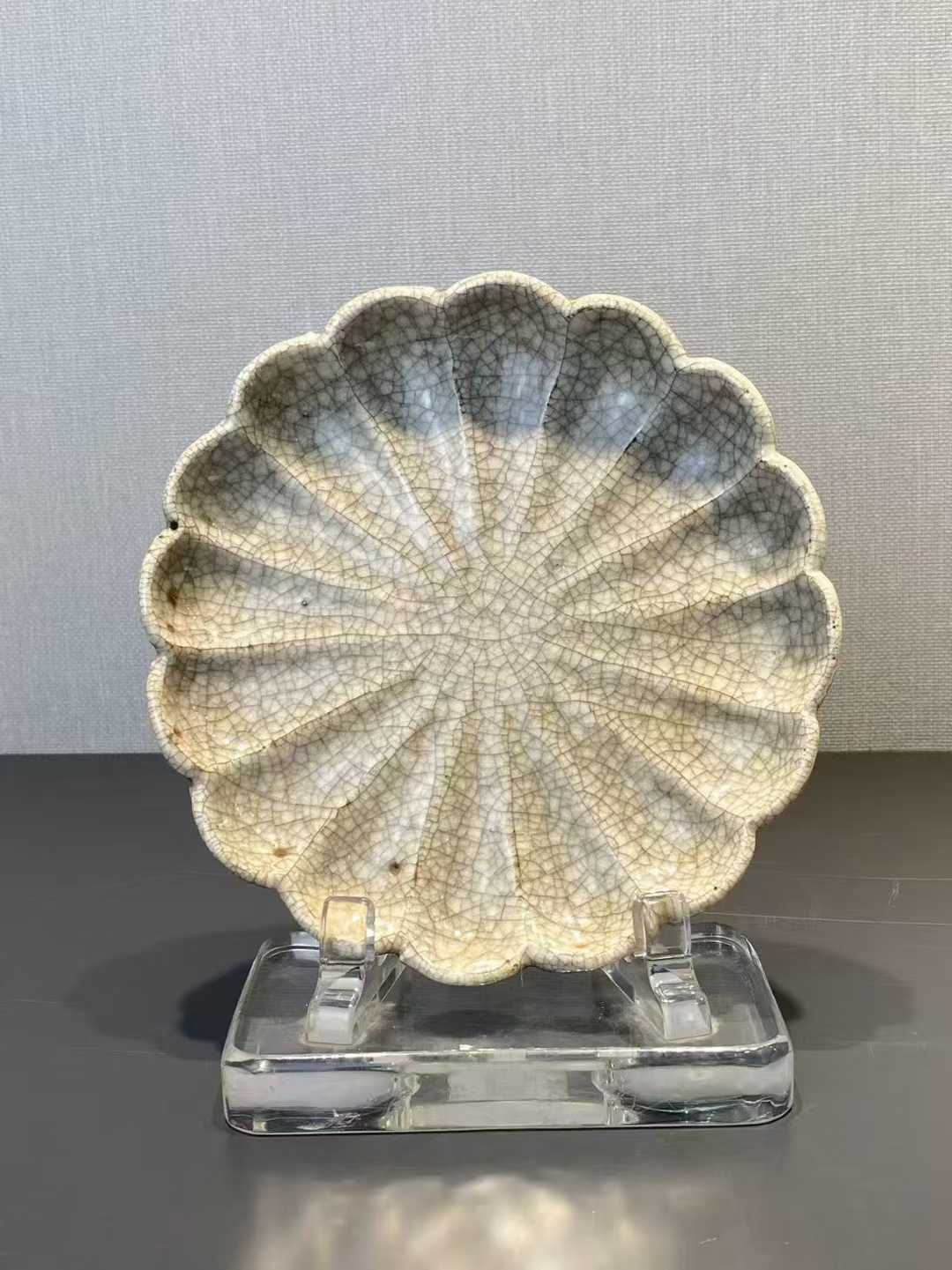 哥釉菊瓣形盘