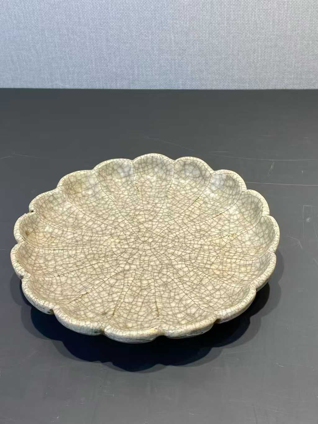 哥釉菊瓣形盘