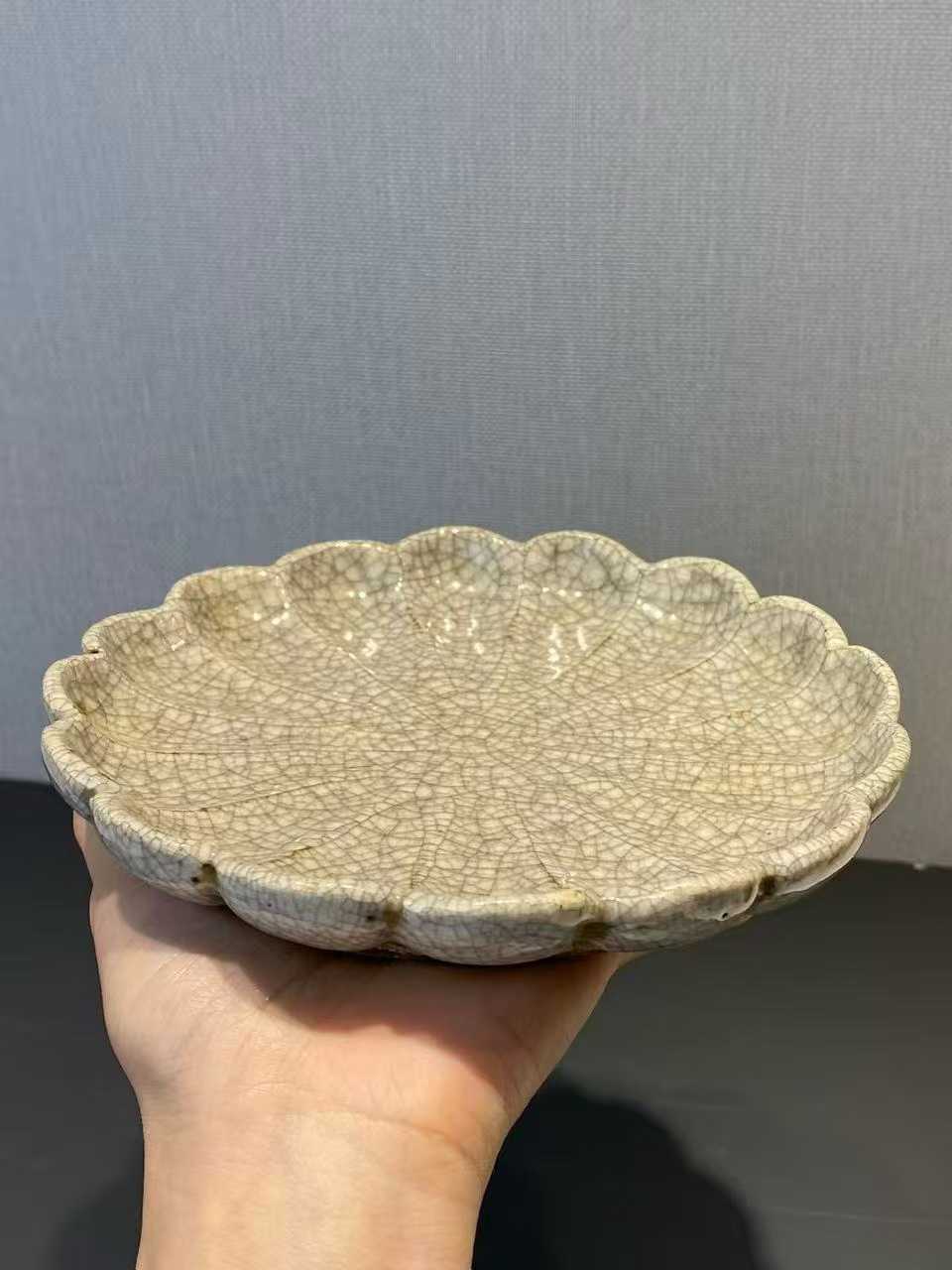 哥釉菊瓣形盘