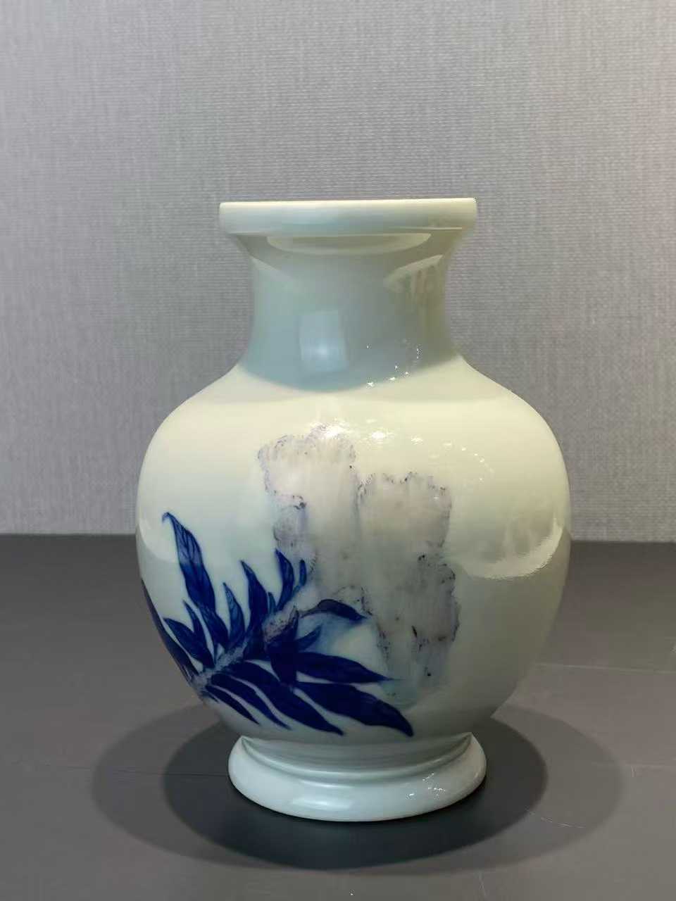 王步风格 青花釉里红鸡冠花广口瓶