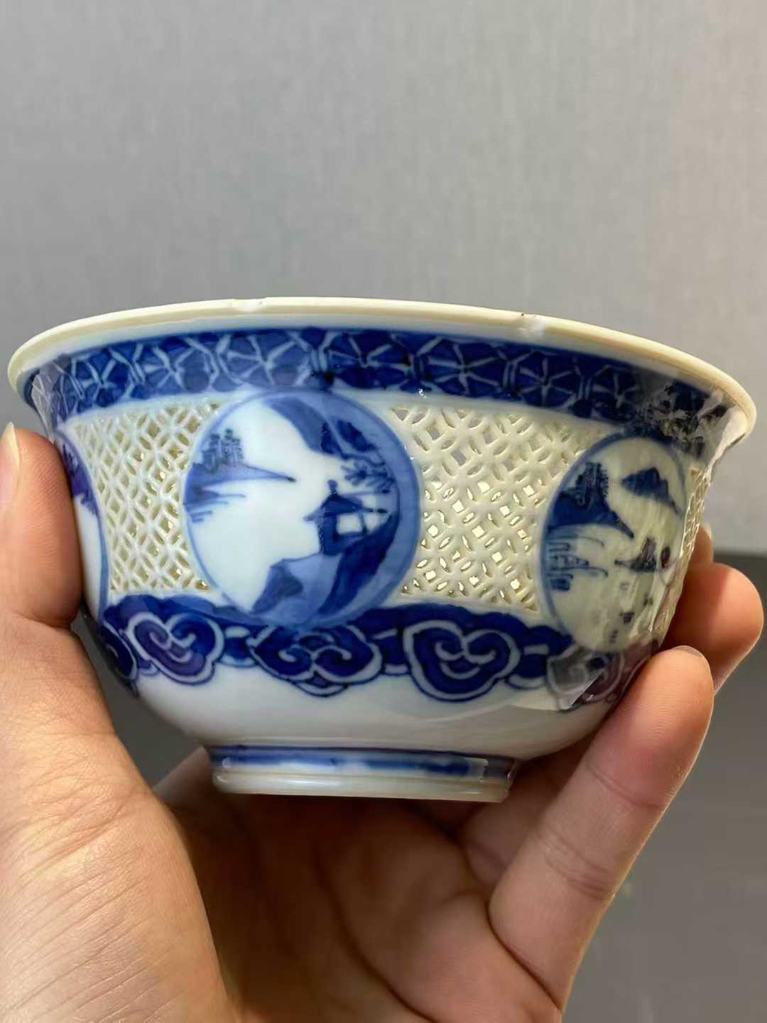 青花镂空人物山水图碗