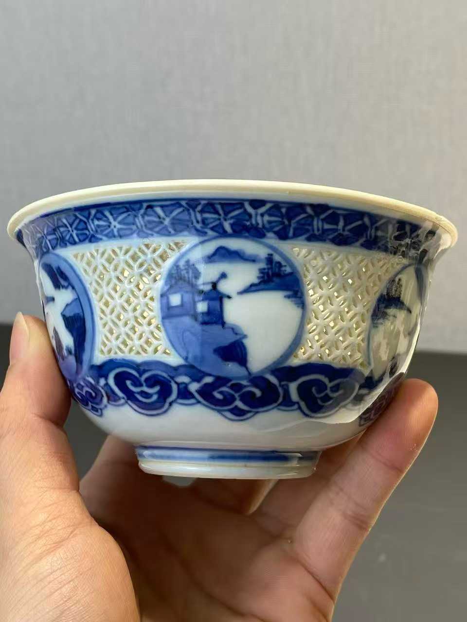 青花镂空人物山水图碗